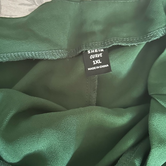 Green shirt and shorts - Picture 5 of 5